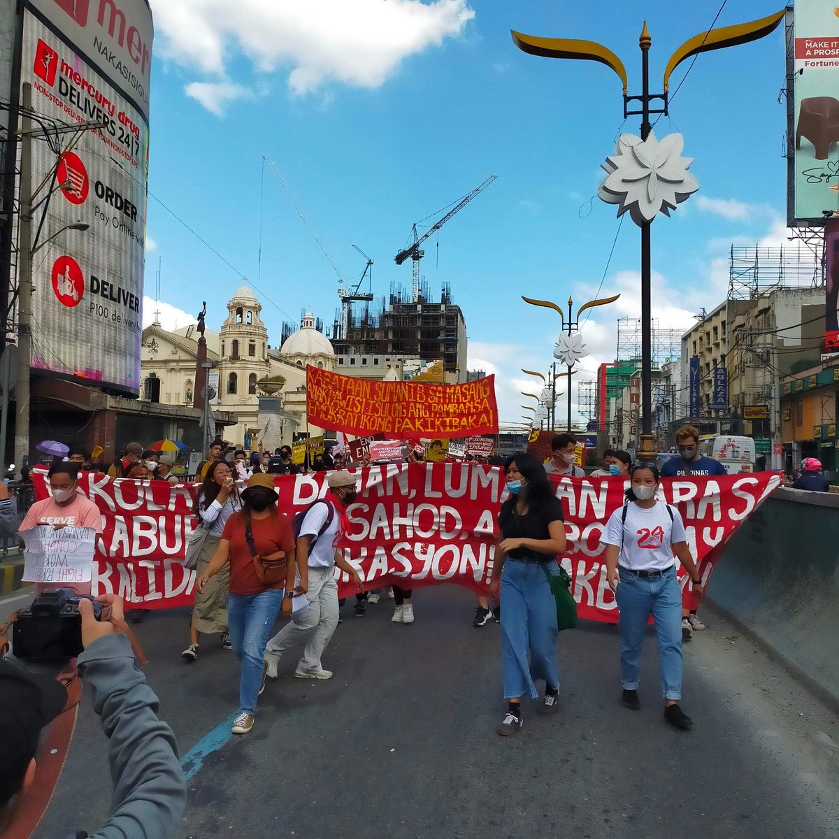 justin_dakom's tweet photo. Kasalukuyang nagmamartsa patungo sa Liwasang Bonifacio kung saan inaasahang magtatagpo ang iba pang progresibong grupo na makikiisa sa programa.

Kuha ni Jann Conrad Bonifacio https://t.co/T9eVVtGdEZ
