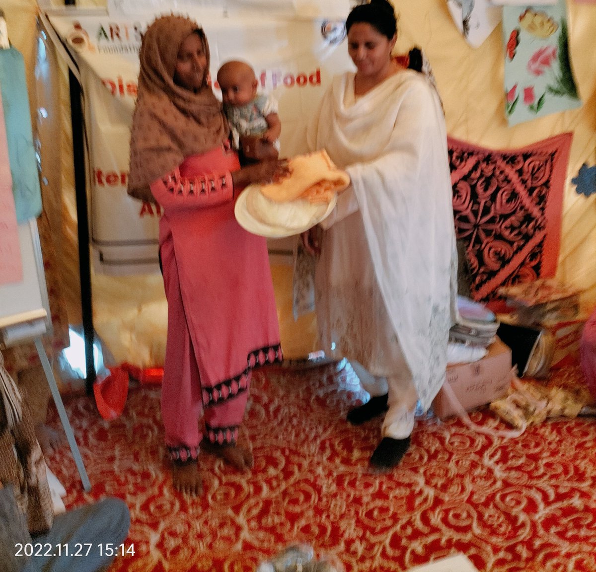 sindhudhaara's tweet photo. #سنڌو_ڌارا پاران ساٿين جي ساٿ سان جوهي دادو جي ٻوڏ متاثر ٻن ڳوٺن جي عورتن ۽ ٻارن ۾ ننڍيون وڏيون مڇردانيون، سينيٽري ڪٽس، مڇرن جا لوشن، ڊائيپرس ۽ ٻارن جا ڪپڙا حوالي ڪيا ويا.
#WeAllMatter #SindhFlood @akhtarb1 @EngrSrd @RafayRehman15 https://t.co/t3FoZNyyNH