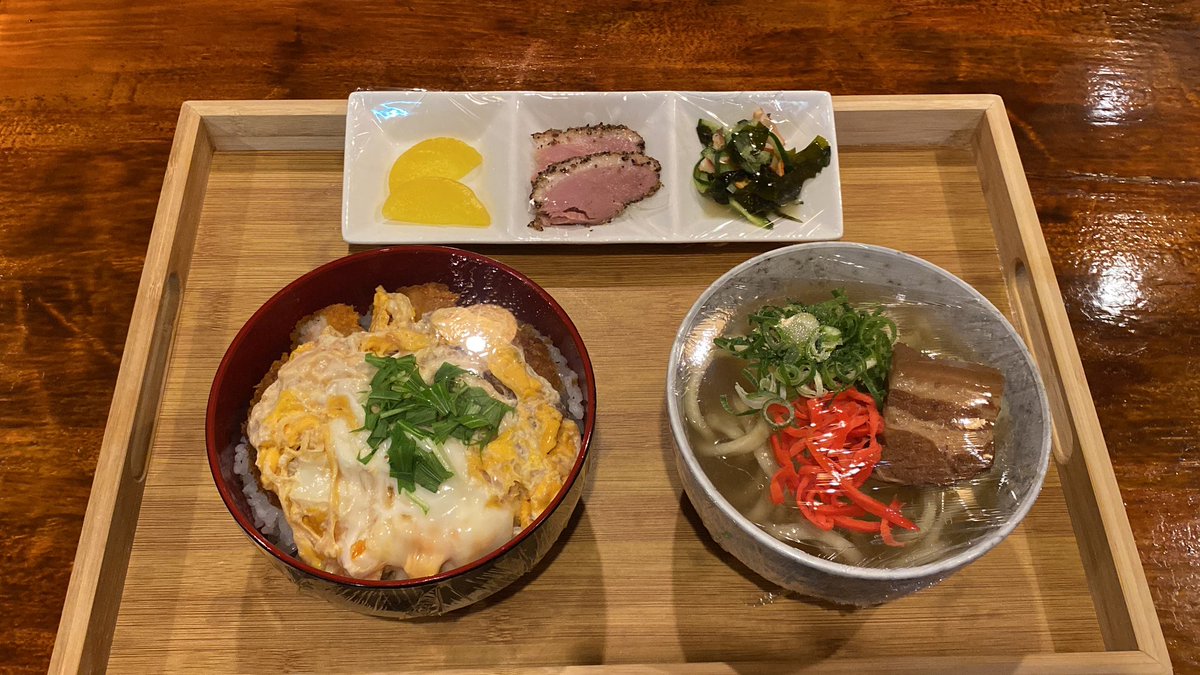 HitoshiUema's tweet photo. 本日11月30日の日替り定食
豚ロースカツ丼
             &amp;
ミニ沖縄そば
　　　&amp;
小鉢惣菜付きで
８００円
#神崎川ランチ
#三津屋商店街
#沖縄そば https://t.co/xwOdTCLtJB