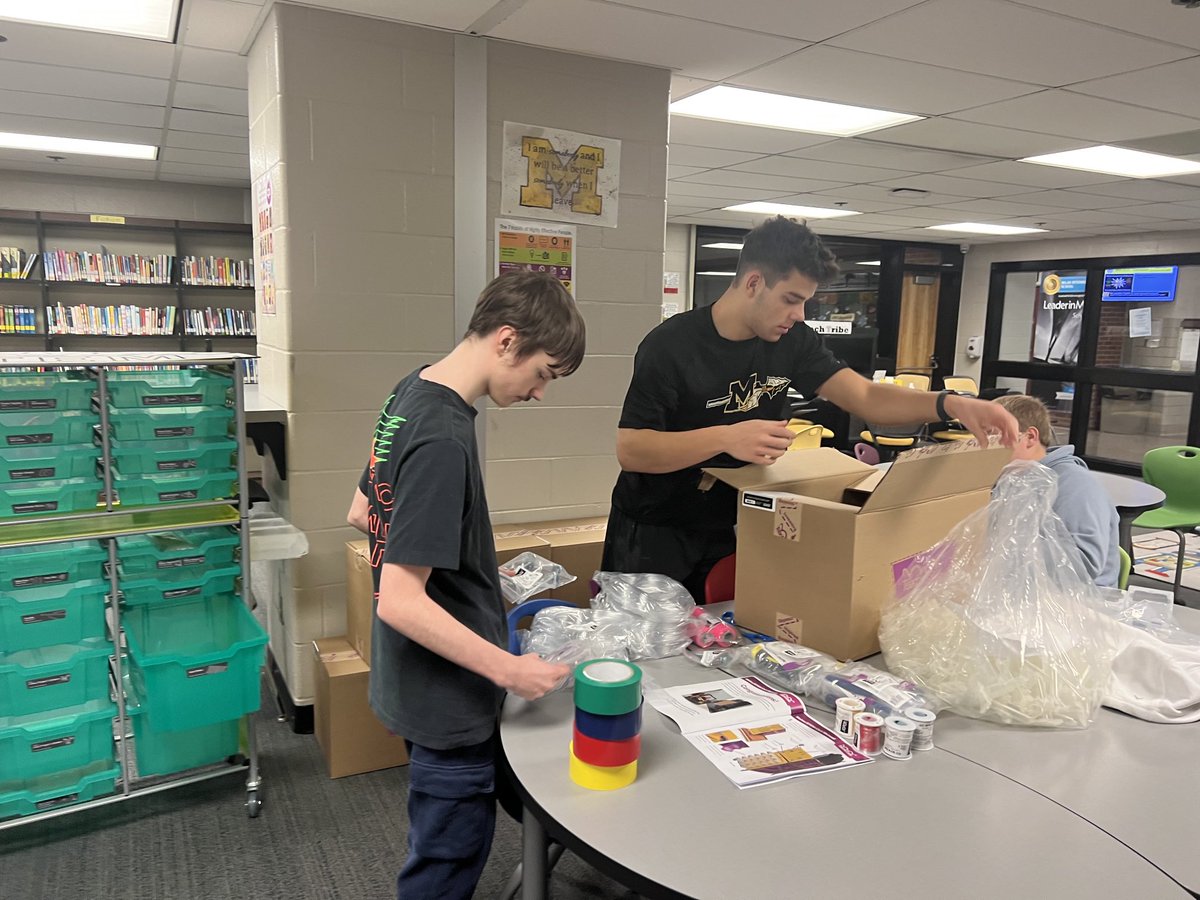 It’s here finally and Milan Tech Tribe students are putting together the Geek Cart ⁦<a href="/CELLuindy/">CELL at the University of Indianapolis</a>⁩ #weRmilan