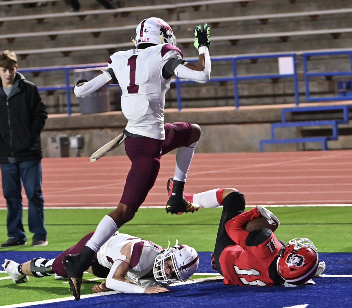 #SonoraBroncos Senior Hunter O'Banon with the second Bronco TD late in the second quarter. Watch out Hunter!! <a href="/hunterobanon5/">Hunter O’Banon</a>
