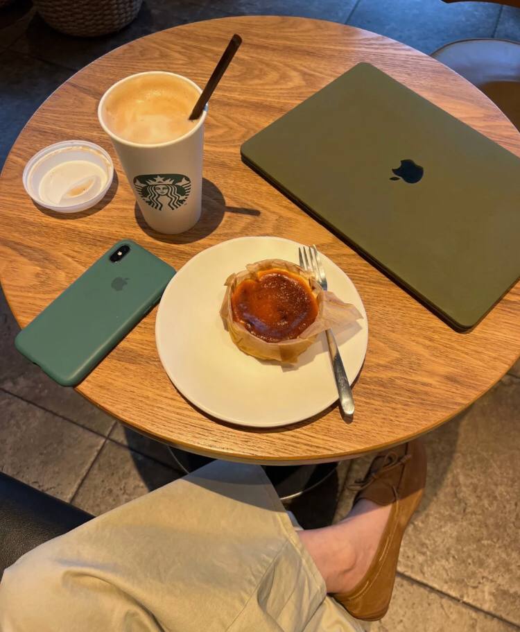 The feeling of sitting in a shop and drinking cold coffee is something that can't be beat by anything. Drinking cold coffee shows that my thoughts are calm and cool.🥰🤗