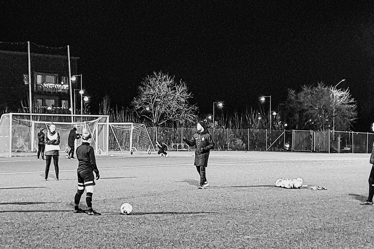 landskronabois's tweet photo. ⚽️ Under gårdagskvällen gjorde Wictor Ekbladh, damlagets nya assisterande tränare, sitt första pass tillsammans med laget. 

Samtliga nya tränare kommer och presenterar sig på morgondagens medlemsmöte i restaurangen innan damernas träning. https://t.co/kyIeytcBN1