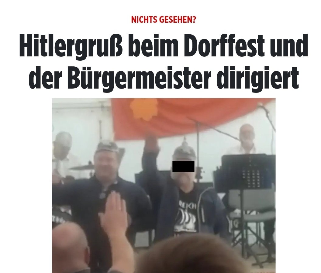 Reccessvindus's tweet photo. Moin.
„Denn beim Abschluß der Kirmes..wurden die Grenzen zwischen Ulk und Entgleisung gefährlich unscharf..Mit Plastik-Pickelhauben..Zu Blasmusik schwingt der Bürgermeister den Taktstock, als sein Begleiter plötzlich sechs Mal in Folge den rechten Arm zum Hitlergruß ausstreckt“ https://t.co/7nyi504woZ