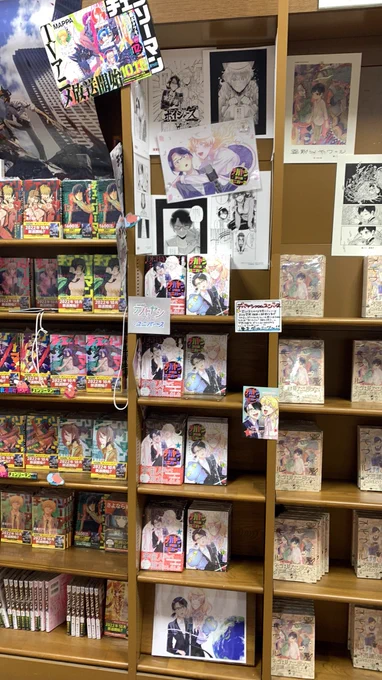 MARUZENジュンク堂書店梅田店さま(@mjumeda )地下一階コミックスフロアにてデバヤシ・フロム・ユニバースの棚を展開していただいております!!(すごすぎ)
数冊サイン本も描かせていただきましたので足をお運びいただけましたら嬉しいです! 