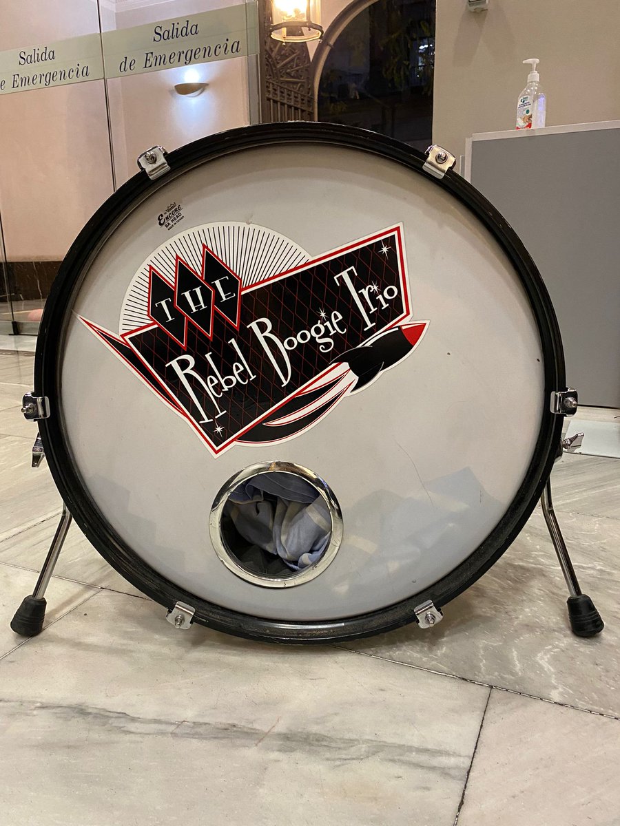COPE's tweet photo. 💥 Algo importante va a pasar en COPE y @RockFM_ES en unos minutos... ⏱️ 

😉Una sorpresa muy especial para alguien muy querido está a punto de suceder...

 😎 Solo os decimos una cosa: “¡Rock y diversión!” 🎸 🤟 https://t.co/LsgQoelQ7u