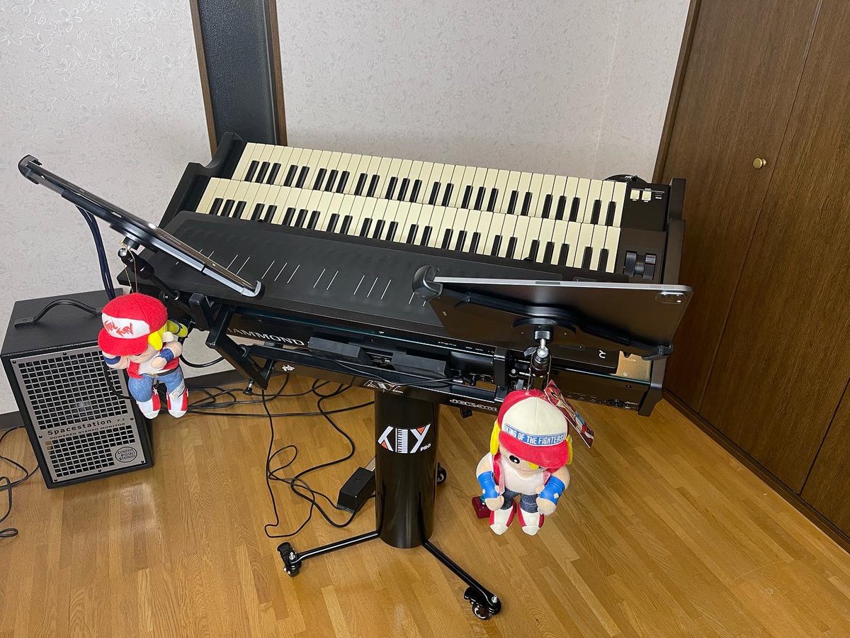 kerederoom78's tweet photo. コラボ動画の撮影用に鍵盤を組んでみたわな!
KZ2-360 by KeyPro360 @keyprostand360
custom keyboard stand
Seaboard RISE
SKX PRO
Spacestation V.3
#keypro360 #keyprostand360 #seaboardrise #skxpro #spacestationv3 #aspenpittmandesigns #keyboardstand #terrybogard https://t.co/vtJhe11cDF