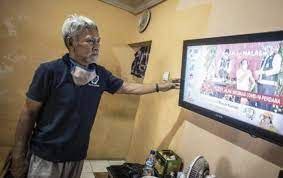 pomamad's tweet photo. sekarang hiburan yang murah jadi mahal karena dipaksa beli STB #KembalikanTVAnalog https://t.co/Crlcu5fOLw