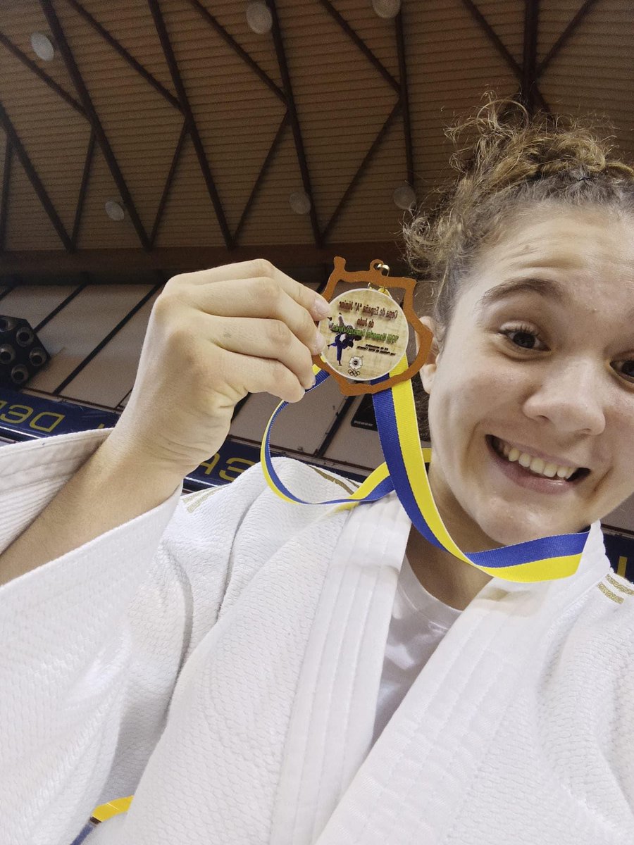 DeporteGetafe's tweet photo. Carla Albitos, judoka del Gimnasio Manuel Jiménez de #Getafe, se colgaba la ‼️MEDALLA DE BRONCE‼️en el peso de -63 Kg. de la Copa de España "A" Junior de #Judo disputada el sábado en Las Palmas de Gran Canaria.
¡¡¡ ENHORABUENA !!!🥉🏆🇪🇦🥋🔝👏👏👏
#Getafe #GetafeVuela #FlyGetafe https://t.co/c6AjOwIjR8