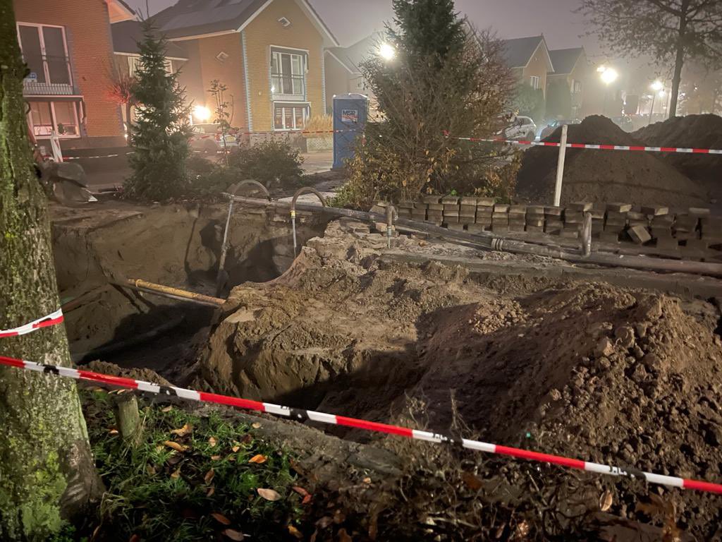 amandelgaarde's tweet photo. Goedemorgen @gemeentehia één van de fietspaden aan de Amandelgaarde is dicht en voor een deel ook weg (lees: enorm gat)… Er staat niet iets in het gemeentenieuws deze week, kunnen jullie misschien wat laten weten wat hier gebeurt? En hoe lang de werkzaamheden duren? #benieuwd https://t.co/aKSyMXVmIo