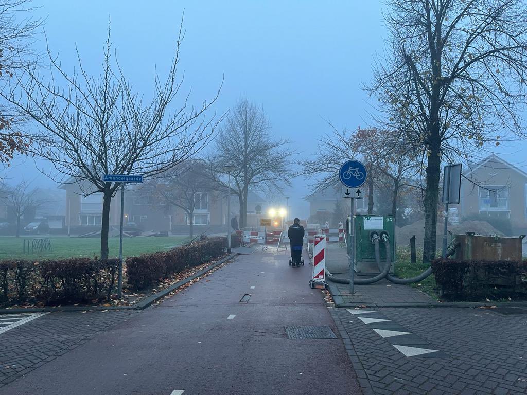 amandelgaarde's tweet photo. Goedemorgen @gemeentehia één van de fietspaden aan de Amandelgaarde is dicht en voor een deel ook weg (lees: enorm gat)… Er staat niet iets in het gemeentenieuws deze week, kunnen jullie misschien wat laten weten wat hier gebeurt? En hoe lang de werkzaamheden duren? #benieuwd https://t.co/aKSyMXVmIo