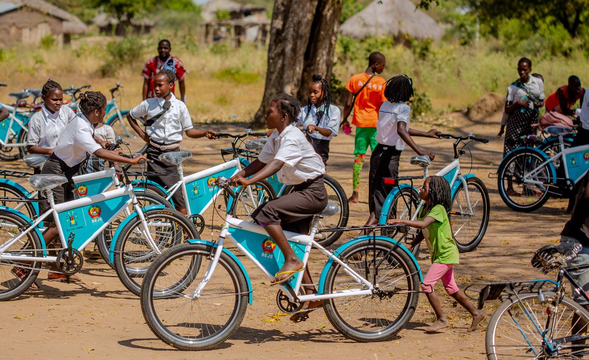Mozambikes's tweet photo. The 81 schoolgirls from Nhamaphaza Secondary School in Maringue are celebrating with happiness. With SEJE's bicycles, they are now able to go to school regularly and safely.

#Mozambikes  #SEJE #EuSouCapaz https://t.co/ZCWBrQ3tCw