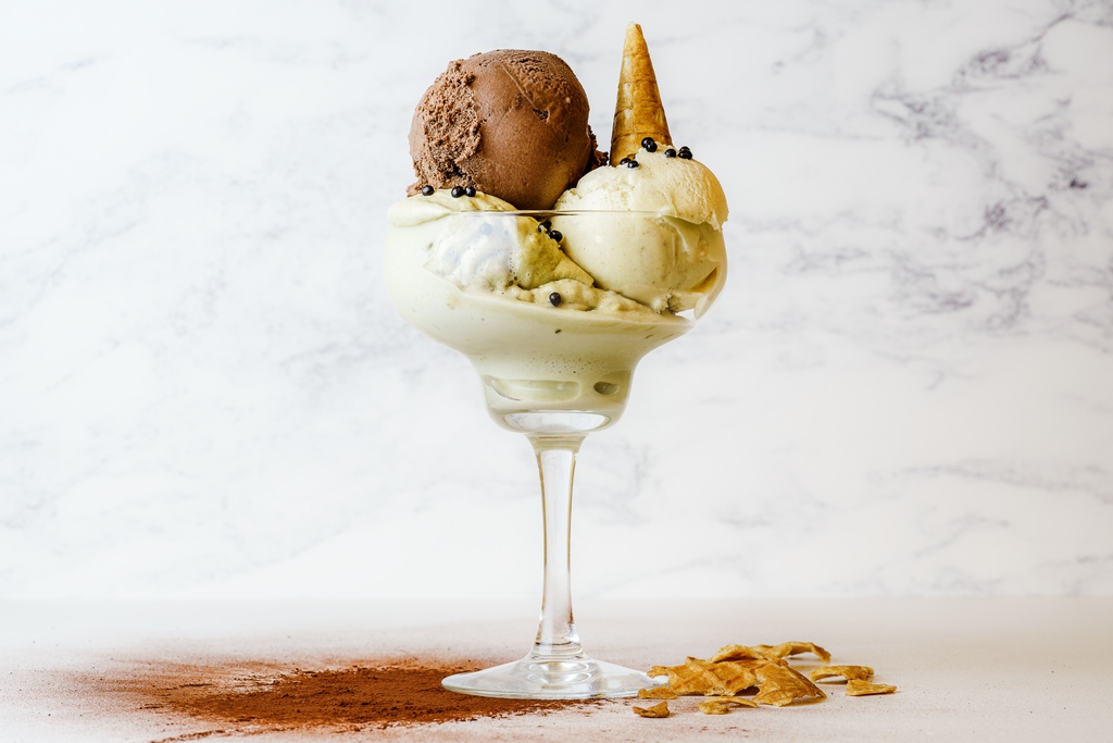 It may be a bit early in the morning, but this image will keep us going through the day😍
Anyone with better plans for this evening? Let us know in the comments below😉

#icecreamlover #foodporn #partytime #romantic