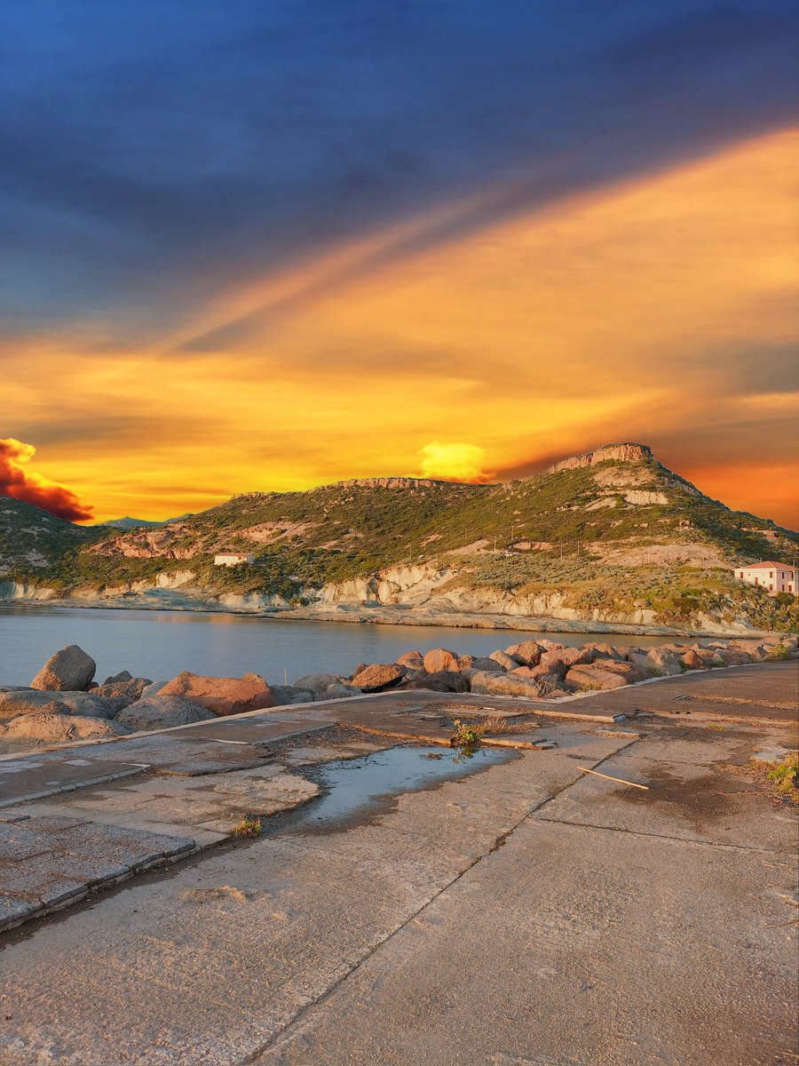 Giusepp17710443's tweet photo. Sardegna... un tramonto a Bosa Marina.. Buongiorno mondo 👋☕📷👋
#bosainposa
#sardegna❤️ 
#sunsets https://t.co/stgEyli0XY