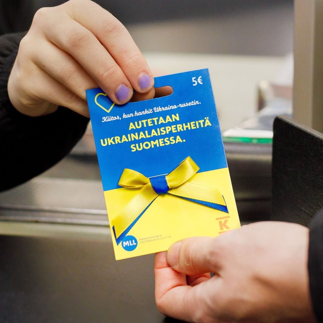 K-ryhmä (@kryhma) on Twitter photo Autetaan yhdessä Suomeen saapuneita ukrainalaisia! 🧡 Ukraina-rusetit saapuvat myyntiin K-kauppoihin maanantaina 5.12.
Rusettien myynnillä keräämme yhteistyössä <a href="/MLL_fi/">Mannerheimin Lastensuojeluliitto</a> kanssa varoja Suomeen saapuneiden ukrainalaisten auttamiseksi. Lue lisää yhteistyöstä: kesko.fi/media/uutiset-… Autetaan yhdessä Suomeen saapuneita ukrainalaisia! 🧡 Ukraina-rusetit saapuvat myyntiin K-kauppoihin maanantaina 5.12.
Rusettien myynnillä keräämme yhteistyössä <a href="/MLL_fi/">Mannerheimin Lastensuojeluliitto</a> kanssa varoja Suomeen saapuneiden ukrainalaisten auttamiseksi. Lue lisää yhteistyöstä: kesko.fi/media/uutiset-…