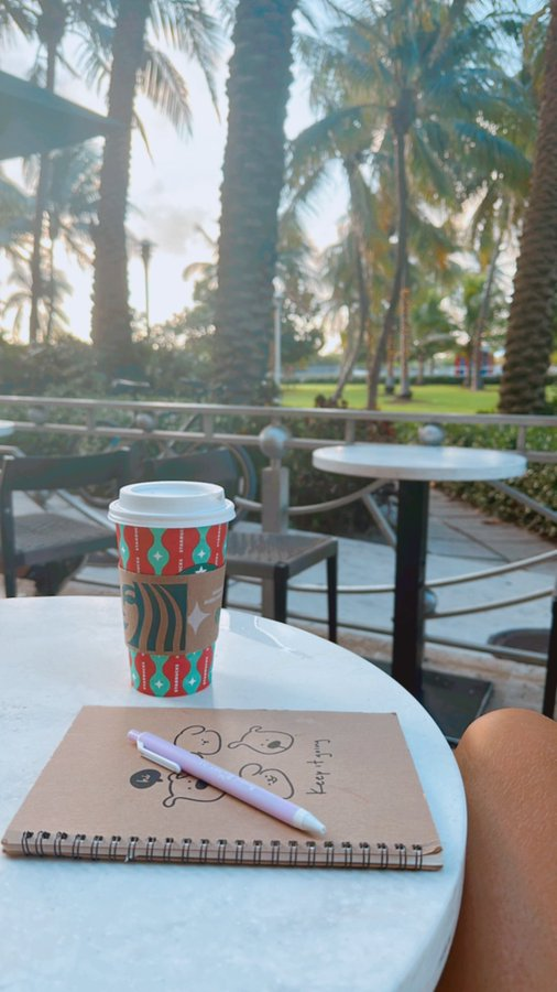 _AllinBTC's tweet photo. GM! I have a very dynamic life so I’ve developed a daily routine to write my thoughts. It helps to silence the outside buzz and tune in with myself. How are you feeling today?
#mentalhealth #tuneinwithyourself #web3community #gm https://t.co/mWlPhODeR0