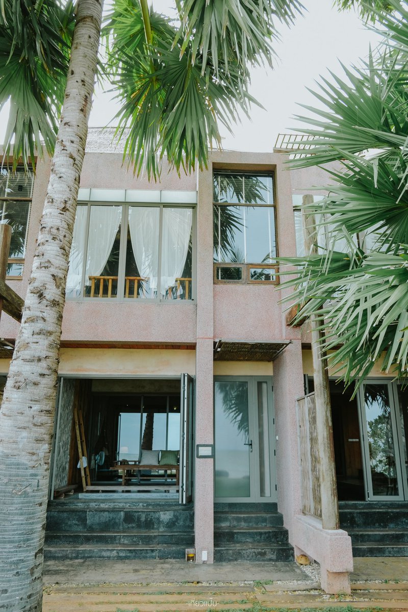 TEAWPAP's tweet photo. เราเข้าพักห้อง Cinnamon (Type : Loft Beach Front) เป็นห้องมีอ่างแช่ตัวน้ำอุ่นด้านหน้าห้อง วิวทะเลสวยงาม ห้องคือกว้างมากกกกก เตียงใหญ่มาก สิ่งที่ต้องอวยคือความนุ่มของเตียงและหมอน หลับสบายมากกกก https://t.co/4pjLgEEF6o