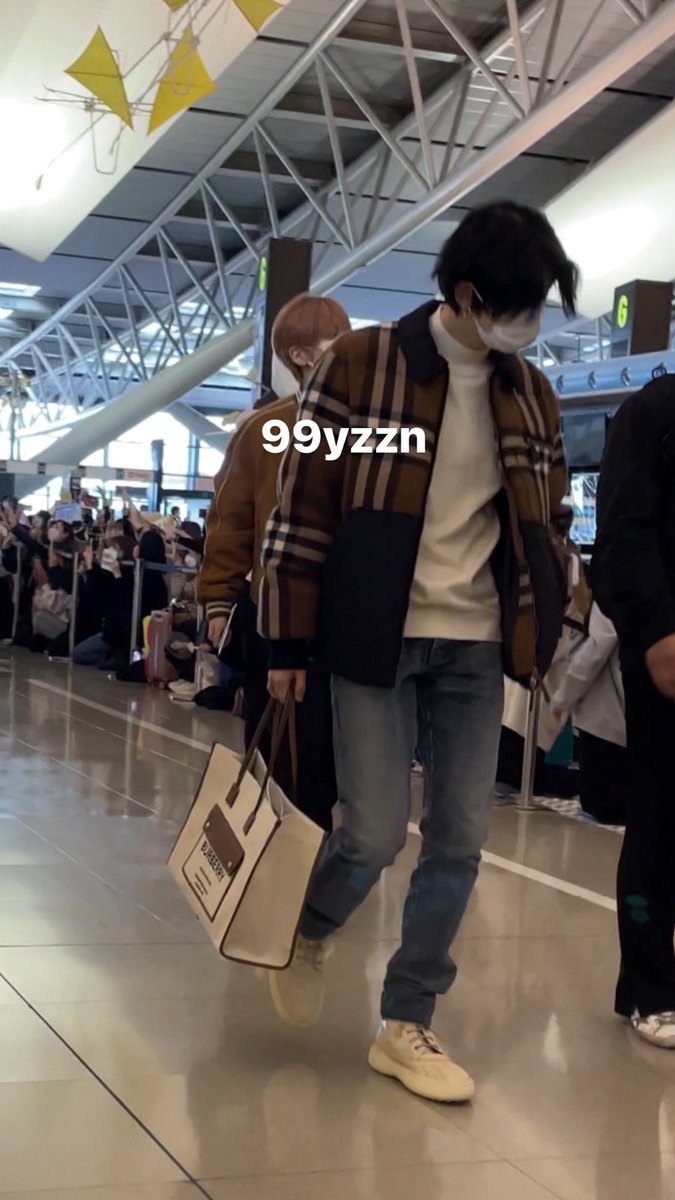 99yzzn's tweet photo. 221130 KIX 귀국🫶🏻
#투모로우바이투게더  #TXT           
#TOMORROW_X_TOGETHER
#연준 #YEONJUN #ヨンジュン https://t.co/LNvFnXqfyf