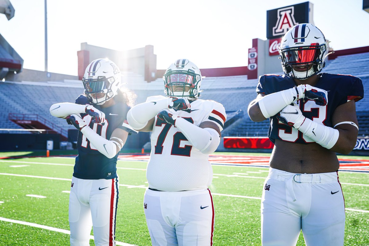 MrzFinau's tweet photo. It's not everyday @pakifinau53 can include his little brothers in a photoshoot. Amazing time at @ArizonaFBall #family My boys Paki 16yo Jr 6'5", Inoke 14yo Frosh 6'1" and Hame 12yo 6' 7th grader. #brothers #Finaustrong https://t.co/khsIKUbJcO