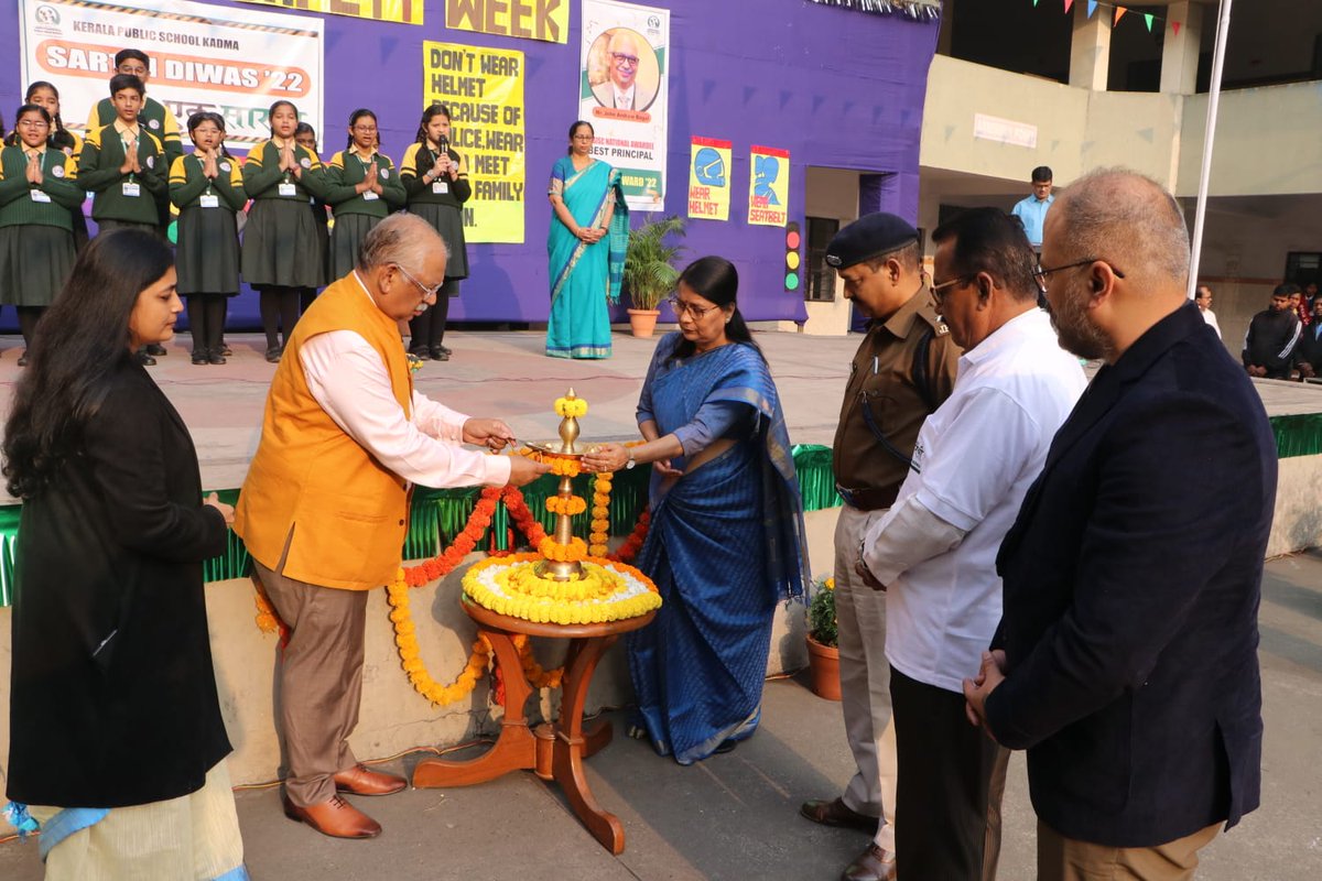 KPS_AOC's tweet photo. #SaarthiDiwas observed on 29/11/22 saw KPS Kadma felicitate 45 auto drivers of the school.Chief guest: Mr.Rakesh Kumar(Insp. Traffic Bistupur Thana) &amp; Guest of Honour:Mr.Bagul,Principal#SouthCityInternationaSchoolKolkata @DCEastSinghbhum @drajoykumar @PMOIndia @TataSteelLtd https://t.co/xLeLMsGQL8