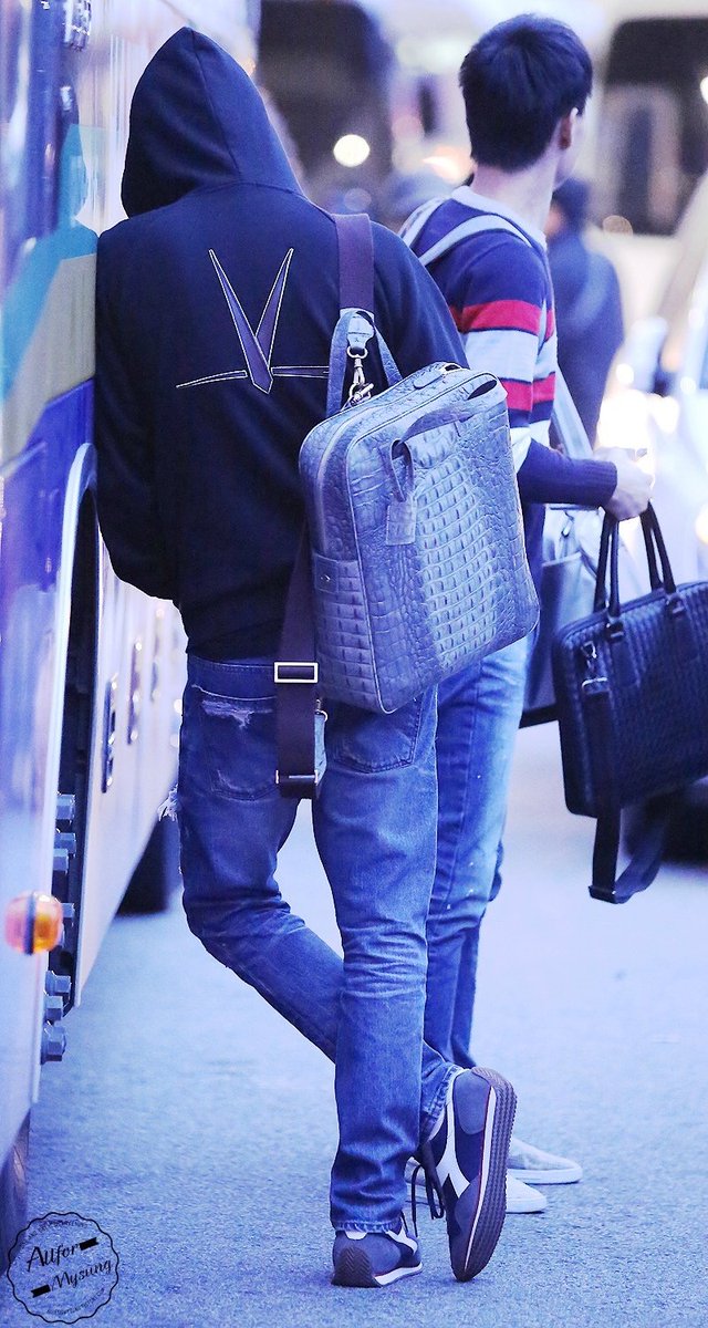 사복을 패잘알 이미누처럼 잘 입지는 않지만 대체로 깔끔하게 입는것도 좋다. 물론 본인 프로포션이 전문모델과 다를바가 없으니 흰티에 청바지에 쓰레빠만 끌고 나와도 어울리겠지만...