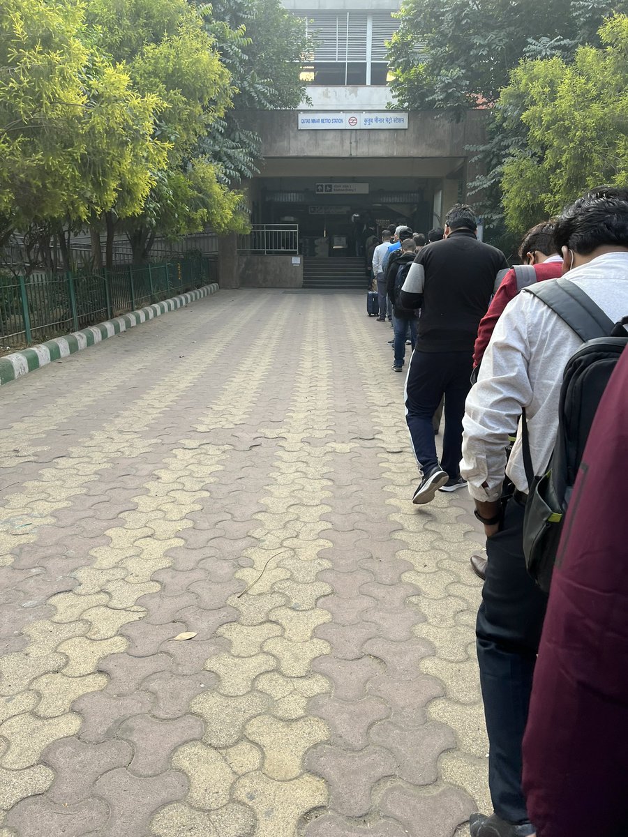 MrChandrawat's tweet photo. Luggage Checking machine has not been working from last 3-4 days at Qutub Minar Metro Station. This results a long queue at peak hours. Please look into this. @OfficialDMRC https://t.co/zca03jzLMV