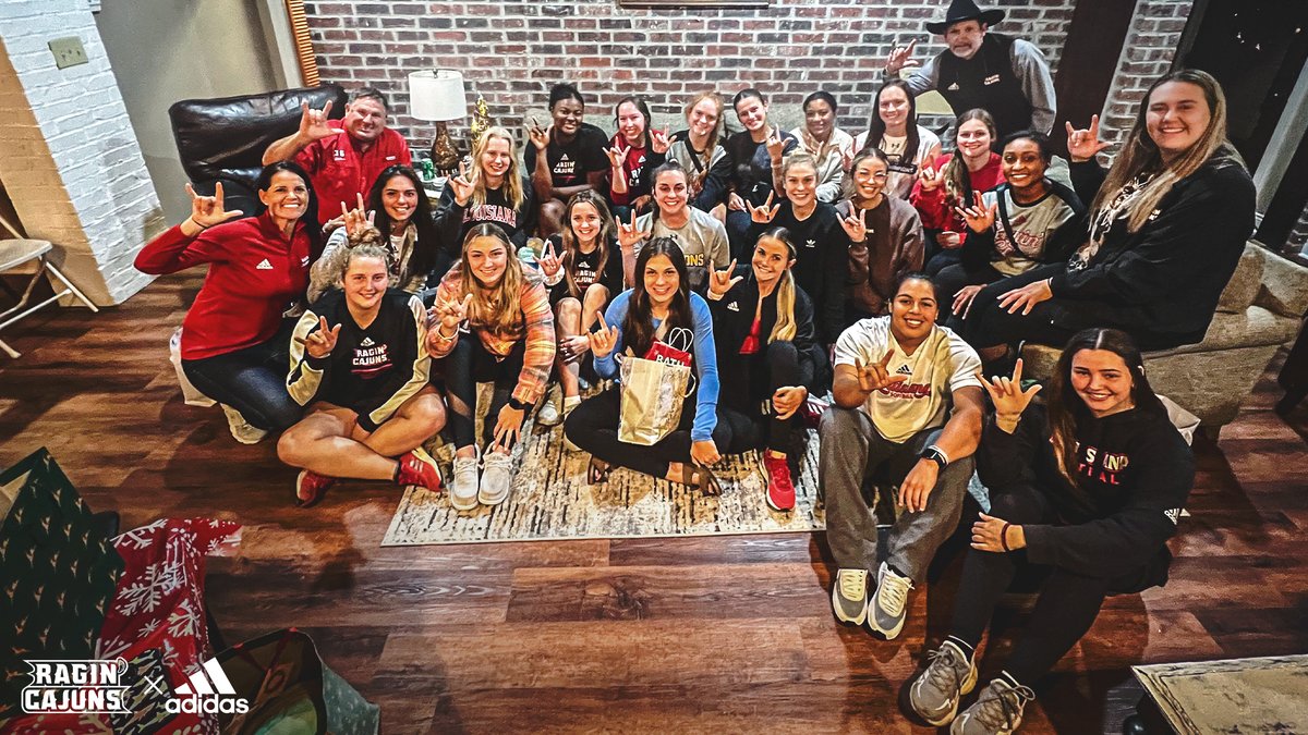 Louisiana Ragin' Cajunsยฎ Softball (@ragincajunssb) on Twitter photo Spending time together to celebrate the holiday season ๐
๐ป 
#GeauxCajuns โ๏ธ Spending time together to celebrate the holiday season ๐
๐ป 
#GeauxCajuns โ๏ธ
