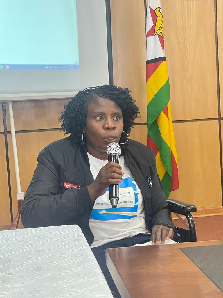 UNICEFZIMBABWE's tweet image. Noreen Mapfidza presenting her abstract entitled: “Building resilience for persons with disabilities”focusing on how persons w/ disabilities can  adapt after #COVID19. @MidlandsState was a hub of ideas as participants shared knowledge on disability. #knowledgepartnership