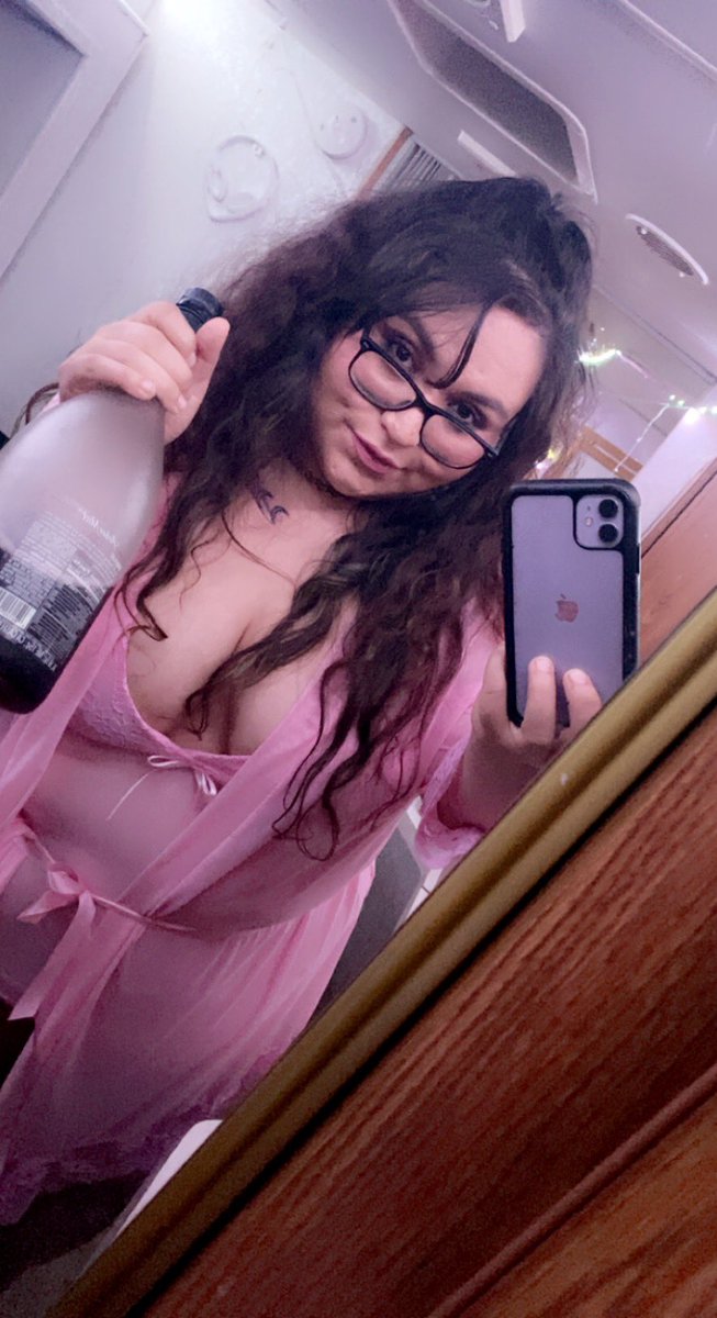 alienesque420's tweet photo. I think the wine bottle completes the Stepmom/Milf look 😂😂 whatcha think? https://t.co/DkKHSSFfsx