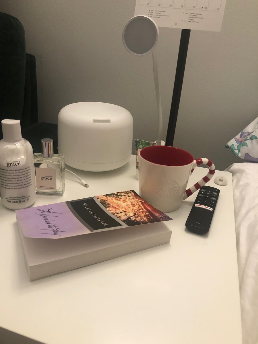 huigraceli's tweet photo. My bedside table https://t.co/xpo5hLDqyn
