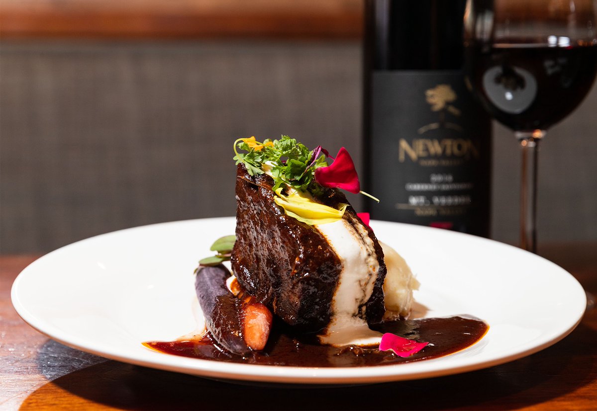 BarrelHouseTav's tweet photo. Experience the tastes of the season on our #FallMenu alongside Barrel House Tavern favorites like Braised Short Ribs—served with garlic mashed potatoes and rainbow carrots. https://t.co/ogO7dSBed3 https://t.co/alP4D1Mu9o