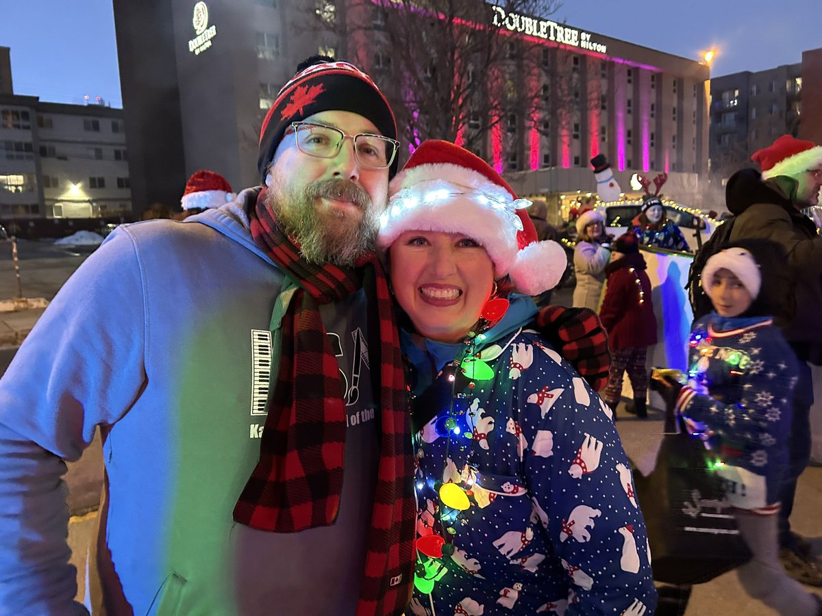 lattajayne1's tweet photo. Wonderful participation in this years Santa Parade!! KSA involved over 100 singers, dancers and instrumentalists to bring in the holiday season! #kamloops_sd73 #kamloopsschoolofthearts https://t.co/iFJ5hToLnc