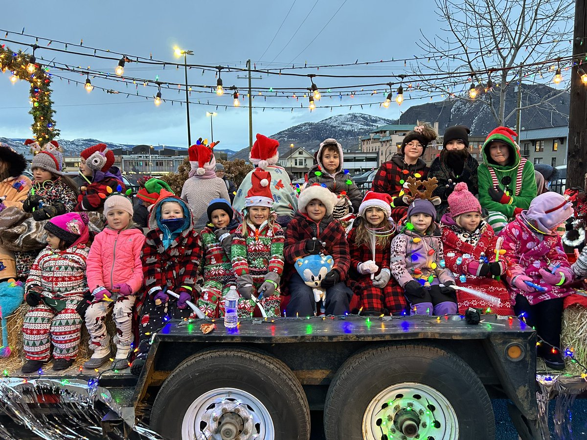 lattajayne1's tweet photo. Wonderful participation in this years Santa Parade!! KSA involved over 100 singers, dancers and instrumentalists to bring in the holiday season! #kamloops_sd73 #kamloopsschoolofthearts https://t.co/iFJ5hToLnc