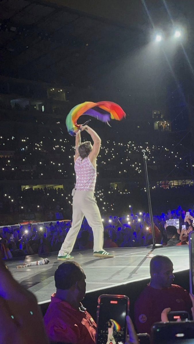 extasismailo's tweet photo. Aqui unas fotitos del concierto de Harry hoy en Lima!🥺
#HarryStylesPeru https://t.co/RABxYwiXVH