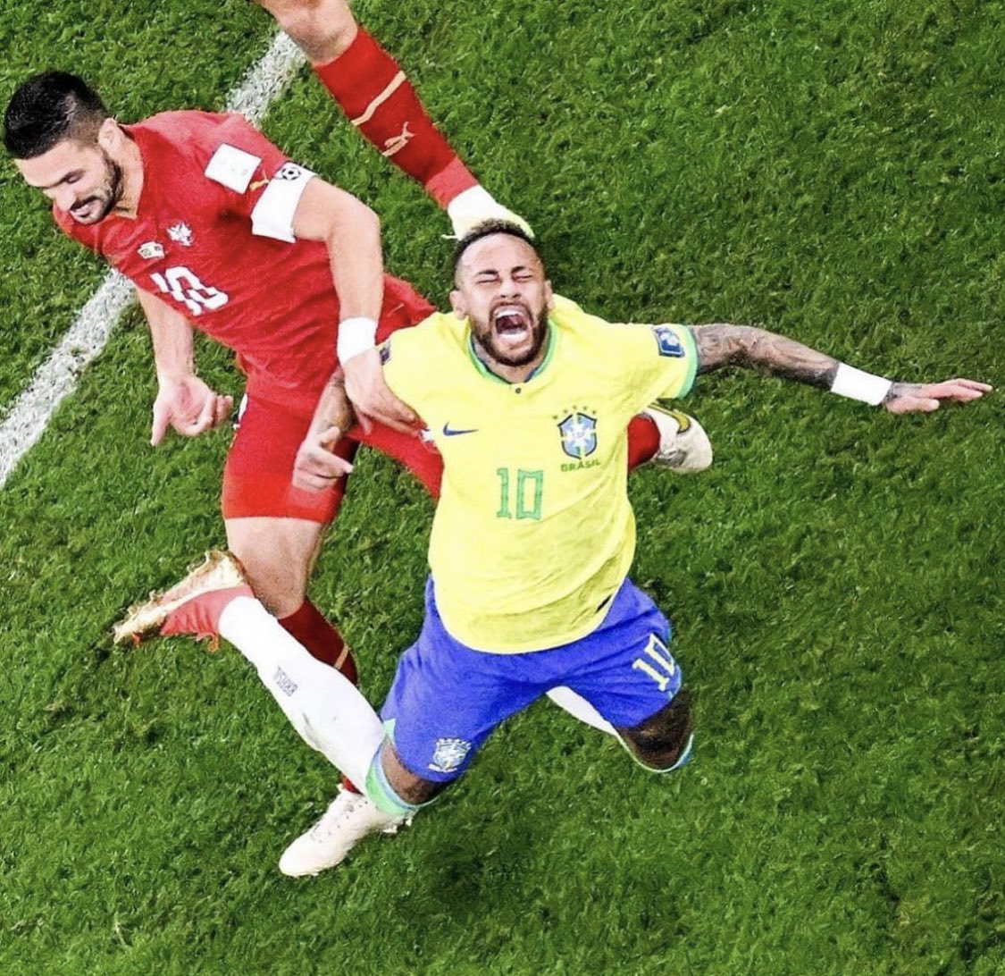 Sérvia fez 12 faltas,9 delas em cima do Neymar.
Ele sempre tem 2 ou 3 marcando ele,o que acaba liberando os demais. É MUITO TRISTE VER PESSOAS TIRANDO SARRO DELE MACHUCADO.😔
Vamos torcer pela recuperação do nosso melhor craque , vamos torcer pelo hexa Deus te abençoe #Neymar 🙏🏾