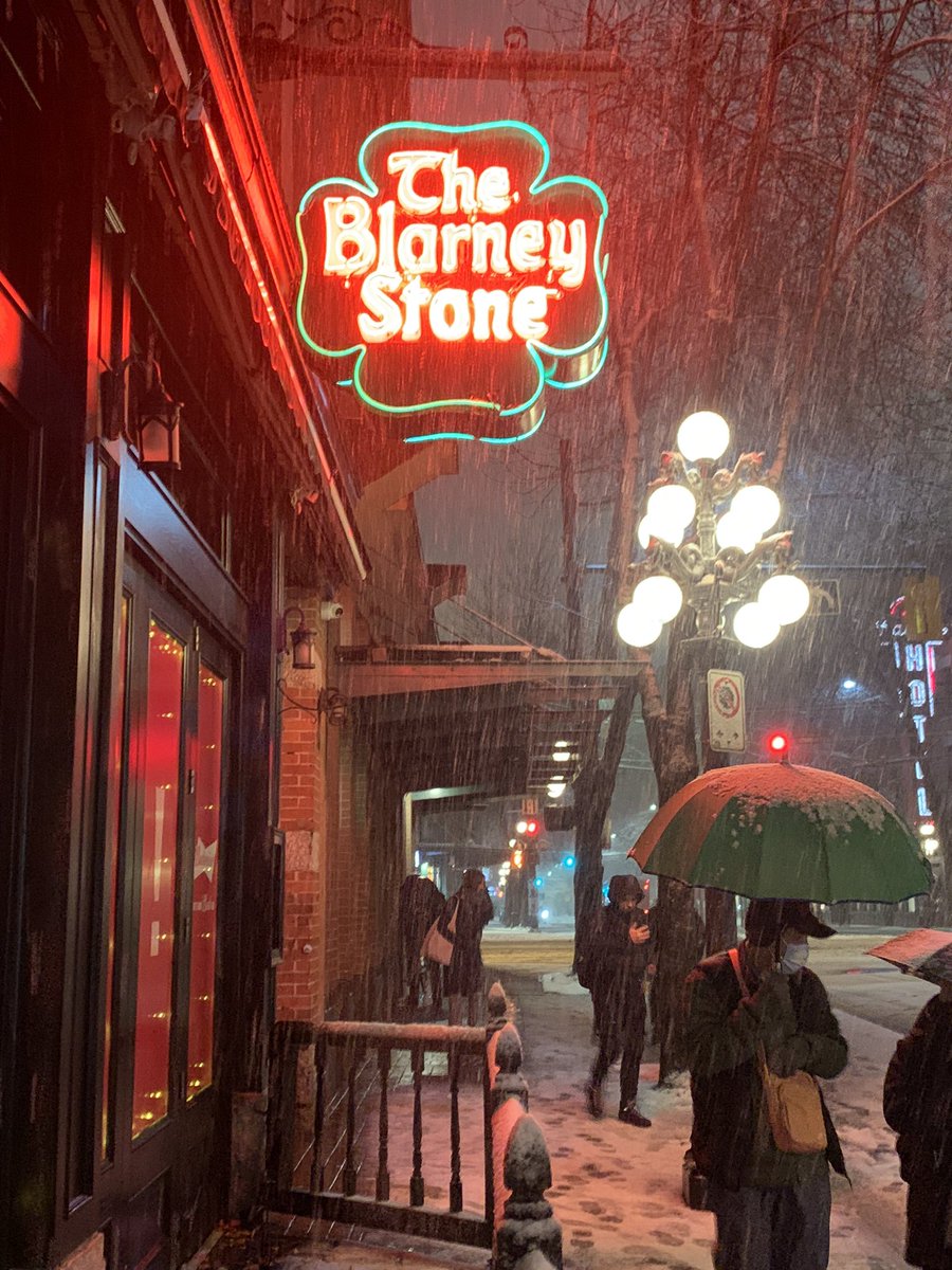 CorpoScum's tweet photo. #Gastown #Vancouver #Canada #SnowDay #Snowy #Downtown #VanLife #CityLife #Snow #Winter #WinterIsHere #vancouverisawesome #pub #dinnertime #cool #canada🇨🇦 #cold #chilly #christmas #winter #wintertime #snowflakes #lighting #photography #lightbleed #perfect #lovely #snowbunny https://t.co/ZITcghpgRJ