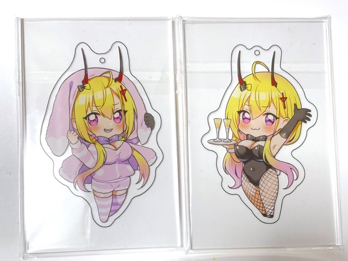 アクキー色校正きた!
発色よくていい感じ◎
これは試し刷りなので板ですが、実際の製品は黒線のとこはカットされて、ナスカンがつきます☝️ 