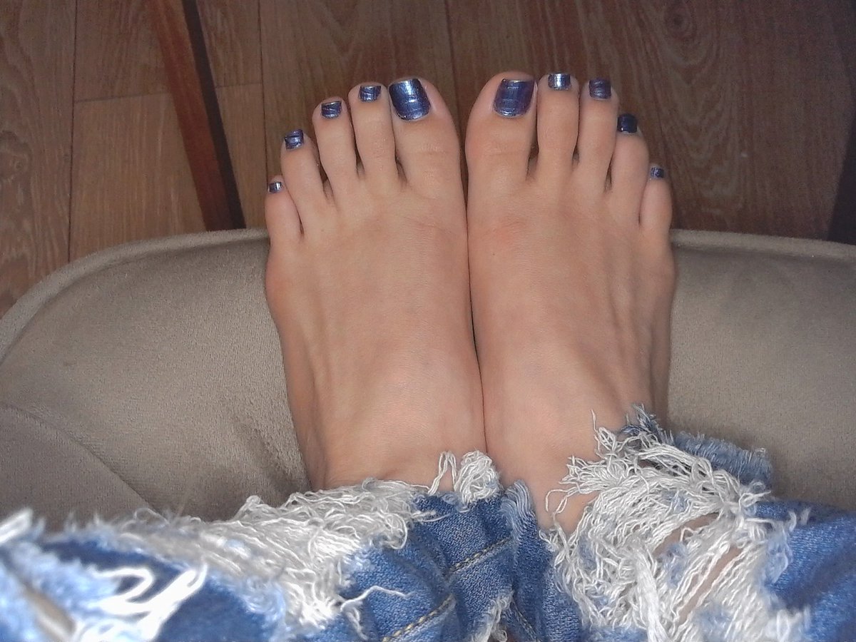 LittleFeet669's tweet photo. Purple Toes, Who Likes Them?? 
#feet #feetfinder #worship #worshipfeet #paypigs #payme #goodboys #SFW #Footworship https://t.co/hO9OFlheRV