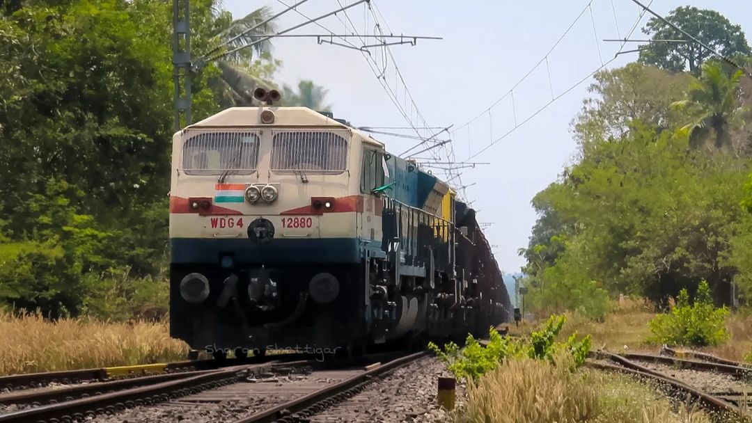 HiWarangal's tweet photo. The #KaziJets ⛩️🚉🚉🚀💥

EMD Mammoths WDG4 12880+WDG4D 70620 Multiple Units from DLS Kazipet (KZJ) Powers a #BCNA Freight Skipping Nandikoor thru Loop Line.
#KazipetJN #wdg4 #T12880 #wdg4d #T70620 #freight  #konkan #Karnataka #Nandikoor #Mangaluru #INDrailways #SCKonkanrailway https://t.co/wudZmjgWlp