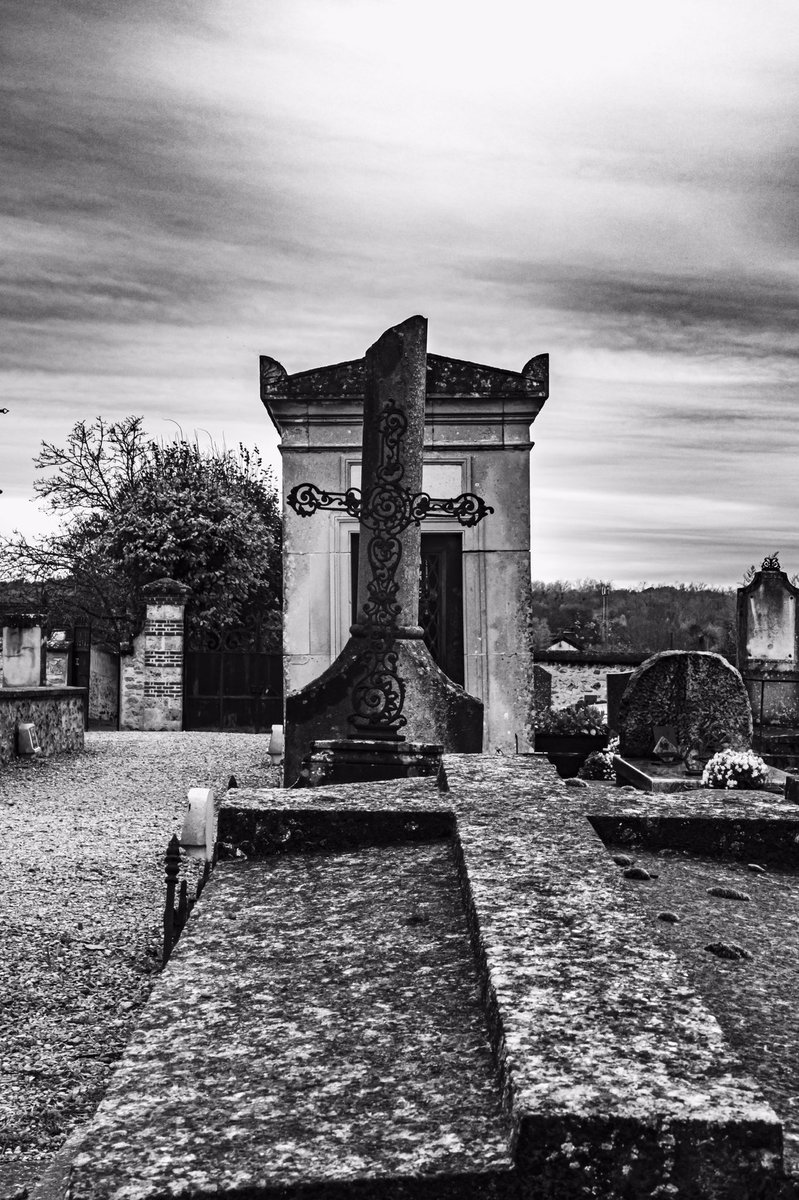 ThierryCalmett3's tweet photo. #tombe #cimetiere #graveyard #cemetery  #grave #france #art #tomb #photography  #sculpture #noiretblanc #tombeau #bnw #photo  #photographie #cemeteryphotography #sepulture #pierretombale #cimetary https://t.co/BUu5Rcq923