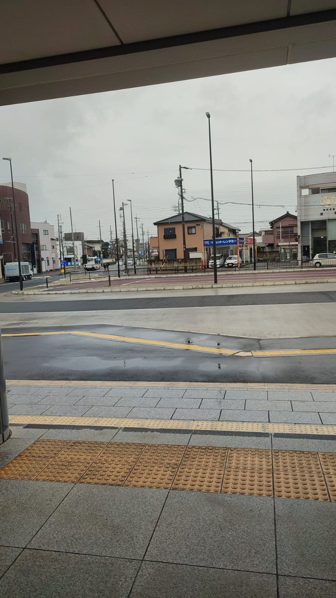 rehitama's tweet photo. Sekitaran stasiun Shinagawa, Tokyo pada saat musim dingin dan turun hujan. https://t.co/pZQpEcouiX
