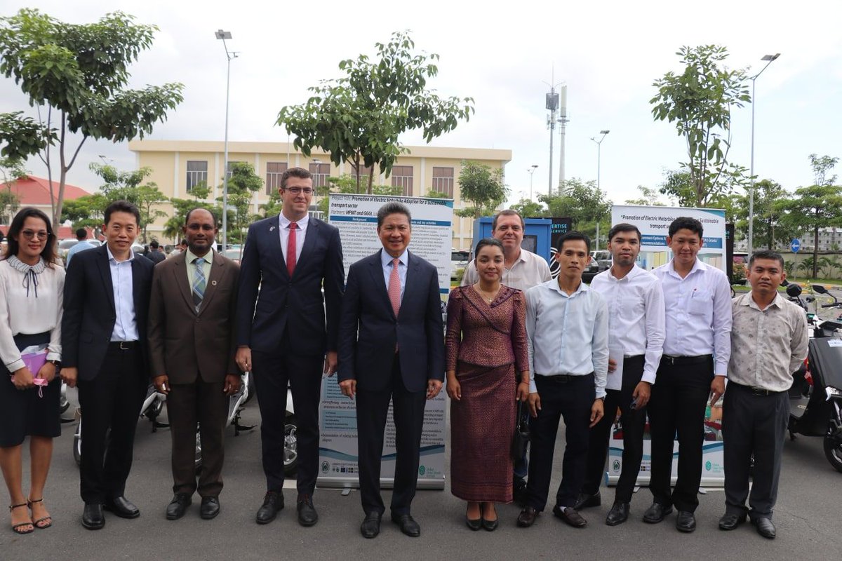 UNDPCambodia's tweet photo. Through its Cambodia Climate Change Alliance (CCCA), @EnvCambodia & @UNDPCambodia handed over 30 electric bikes, in addition to the 4 #EV fast charging stations, to #MPWT to encourage the use of the #EVs to contribute to reducing #CO2 emission. @ACRundp
🔗https://t.co/o2w9lXGY1m https://t.co/bcgLCptZxJ