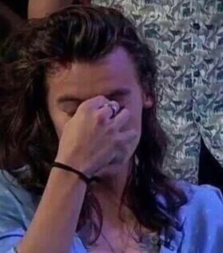 cml41a1's tweet photo. Harry cuando vio que estábamos prendiendo las linternas en vez de que prendieran  las luces del coliseo https://t.co/oUe0ik6VxX