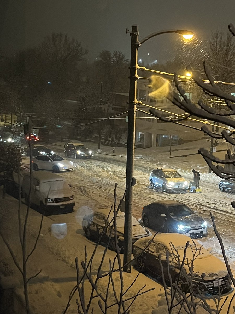 aoifed's tweet photo. Nanaimo street is definitely not the place to be right now. #Snowmageddon2022  #BCSnow #bcsnowstorm https://t.co/hKO4Y2Ss58