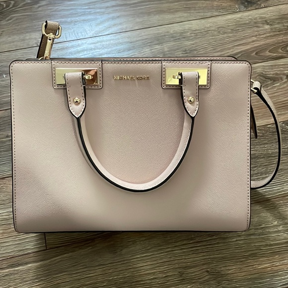 waltermagic1's tweet photo. So good I had to share! Check out all the items I'm loving on @Poshmarkapp from @modamecouture #poshmark #fashion #style #shopmycloset #michaelkors #: https://t.co/BXCS5ATsB6 https://t.co/czZqUYgDaz