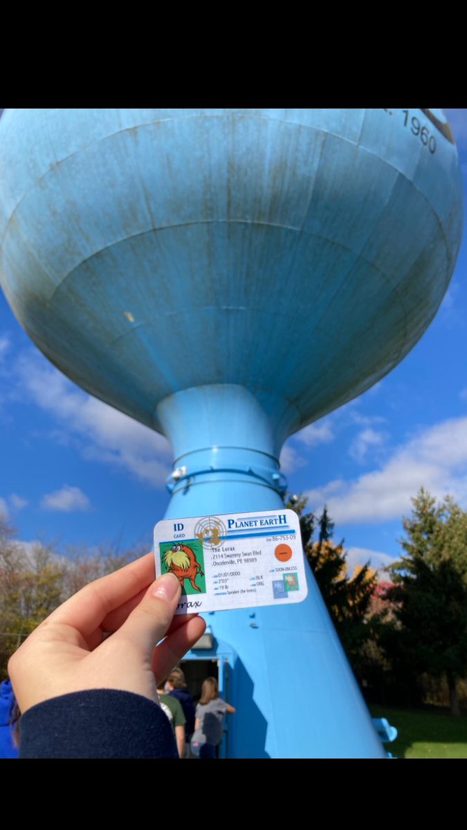 meaux_natalie's tweet photo. I visited the Oak Creek Water and Sewer Facility where I learned about the process of water and how it goes from dirty Lake Michigan water to clean, drinkable water that we use daily. This is a tower that water gets stored in! #apeswater @franklinlorax https://t.co/VM3OocmbTX