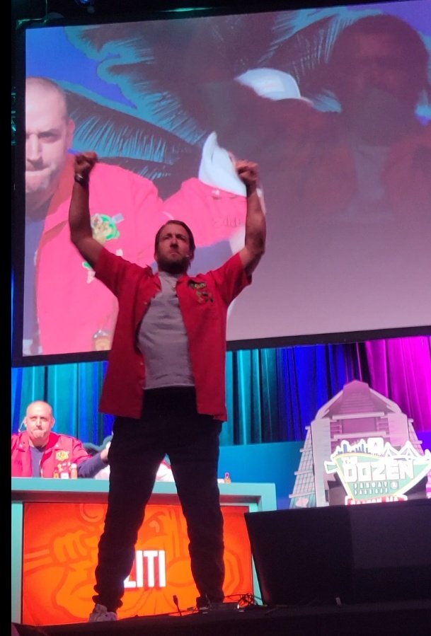 ThisDayInBSS's tweet photo. People thought @kirkmin was gonna take the home field advantage away from @stoolpresidente... 🤦‍♂️.. Not in the House Of Blues where Dave has some legendary moments. #BlackoutTour #KObarstool #RisePageviewsRise #Dozen https://t.co/GiIyxkPJri