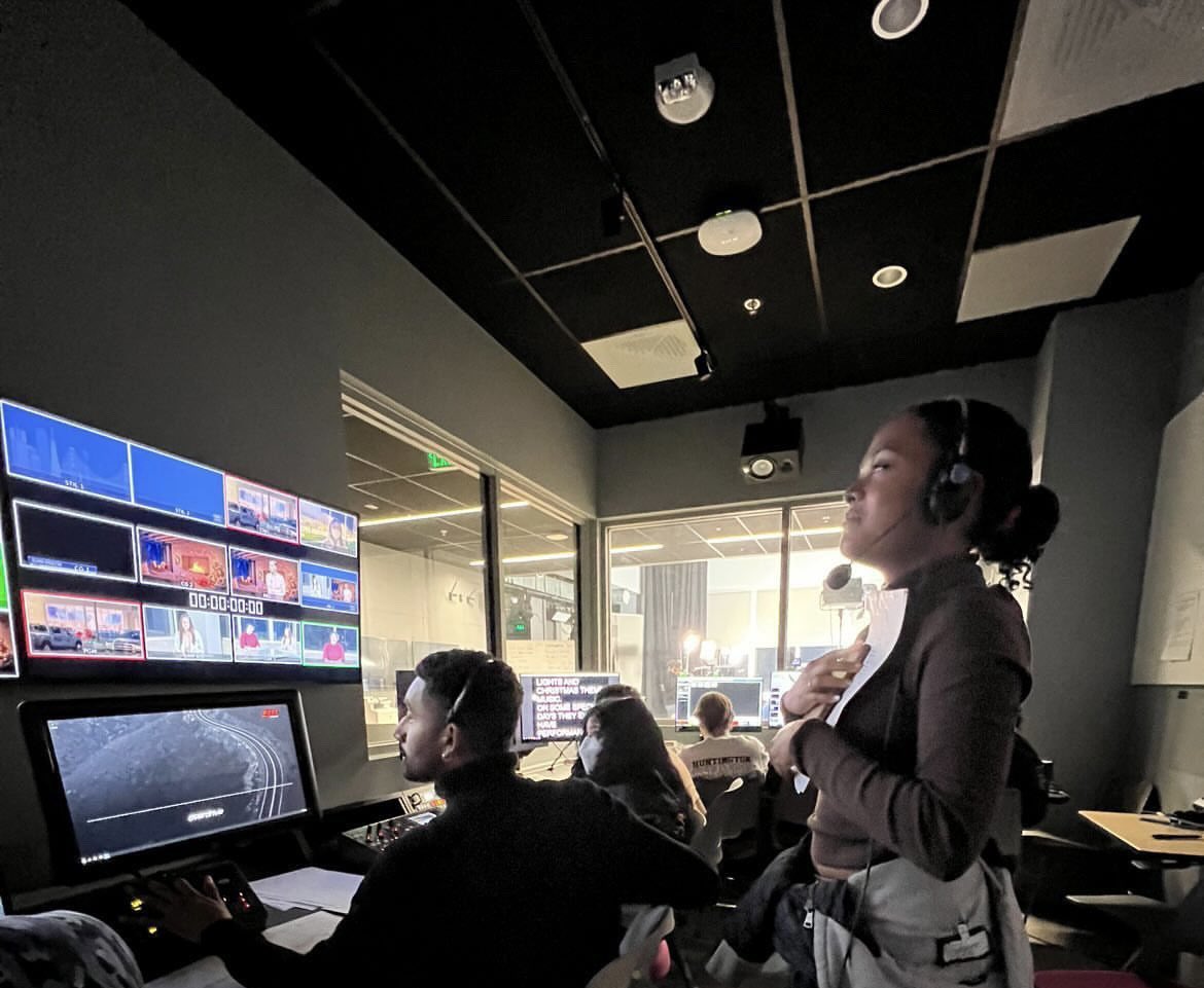aliyahds_'s tweet photo. THAT’S A WRAP! A bittersweet moment. Produced my final show at @sfstateofevents! Grateful for such a wonderful talented news crew! 🎥 📺 #sfsu https://t.co/76UbLuG2s2