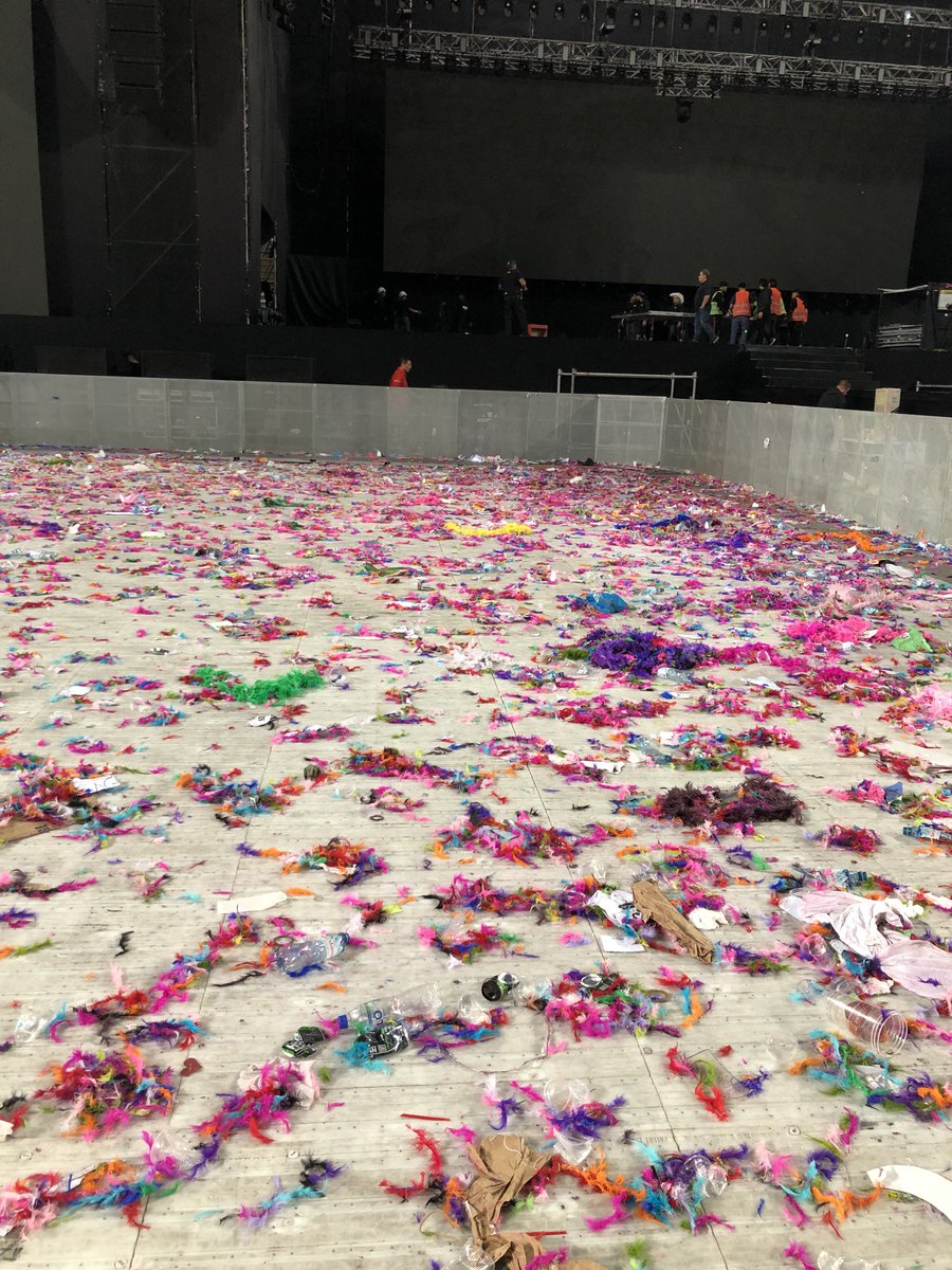 faithontour's tweet photo. se nota que es un concierto de harry cuando https://t.co/6rSl7QXdwY