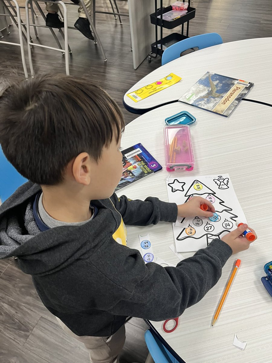 SCOTSLibrary1's tweet photo. Its holiday book time in the library.🎄 Today we learned about embracing what makes us different. Sometimes things are just meant to be. #sel #mathtree @SophiaVFierro1 @CHESMightyHawks @yuvalzommer https://t.co/4IBFWTeziC